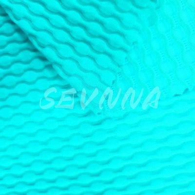 活動 的 な 生活 習慣 に ぴったり な ヨガ 服 の 布 を 探す