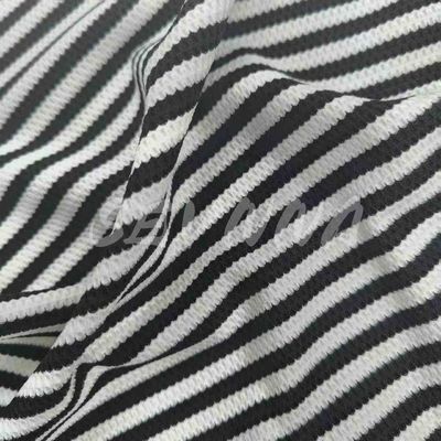 アクティブ で ファッション 的 な 生活 習慣 に ぴったり な ヨガ 服 の 布 を 選べ