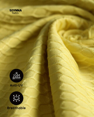 環境基準を満たすように開発された、水着コレクション向けの優れた耐久性と快適性を備えた、環境に優しい水着生地